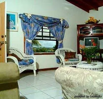 Guest house Tropical Breeze Vacation Home And Apartments Gros Islet